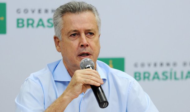 O governo do Distrito Federal (GDF) anunciou no Palácio do Buriti, a proposta de cronograma de pagamento dos reajustes aos servidores; o calendário para a retomada da concessão de aumentos começa em 1º de outubro de 2016 e atenderá 32 categorias profissionais; de acordo com o governador Rodrigo Rollemberg, o pagamento será feito sem retroativos; "Não implementamos os reajustes pela total impossibilidade de fazê-lo",disse; "Estamos abertos a negociações e a atender a demandas de todas as categorias, sobretudo em relação a temas que não terão impactos financeiros"