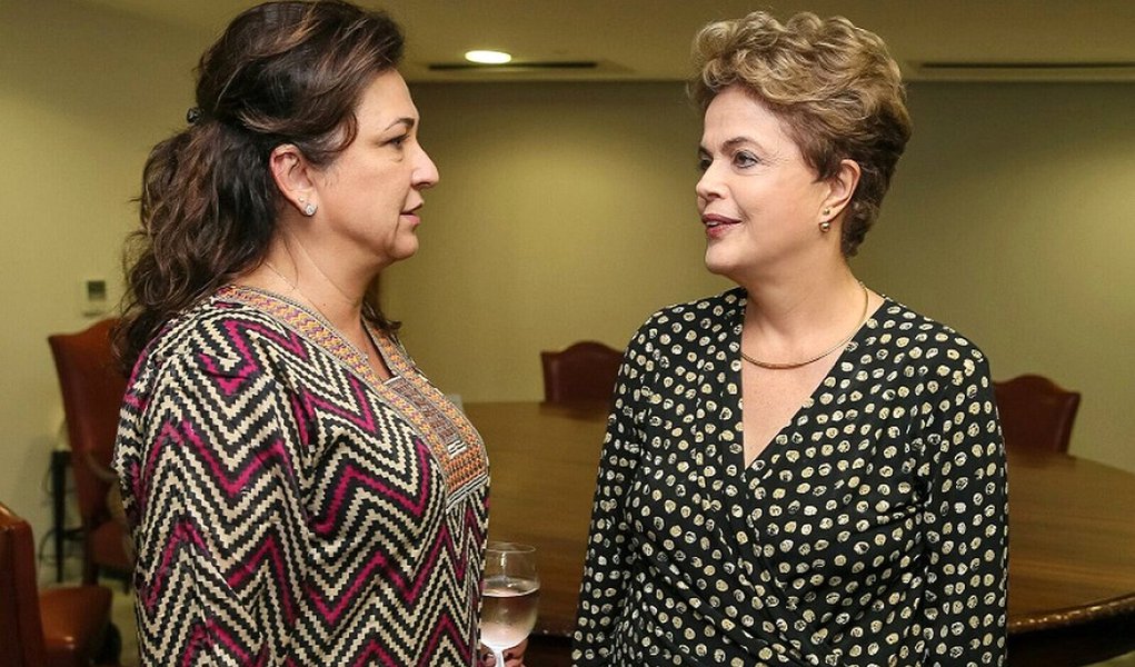 Ministra da Agricultura no governo Dilma Rousseff, Kátia Abreu promete continuar a defender Dilma, embora seu partido tenha chegado ao poder: "Não tenho nada contra o Michel, mas não concordo com isso que está acontecendo", afirma; "Acredito na defesa dela e vou falar até a garganta secar"; "Estou estudando muito, chamei até um professor de economia para tirar dúvidas. A opinião pública está dividida. Temos que lutar para virar o jogo", conta ela