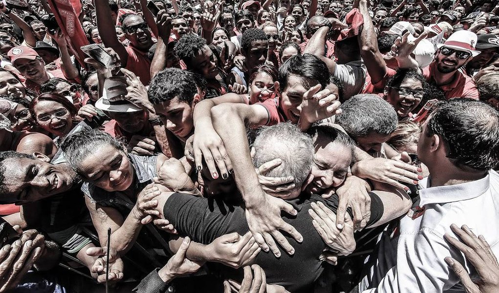 "Desde a posse de Temer, há quase cinco meses, todos os indicadores econômicos, sem exceção, vêm se deteriorando. A começar pela questão fiscal, que foi o pretexto para a derrubada de Dilma Rousseff. Em agosto, a arrecadação de impostos federais caiu 10%, em termos reais. Os motivos: a recessão imposta pela dupla Henrique Meirelles e Ilan Goldfajn e a relutância do governo em abraçar soluções que já teriam contribuído para equilibrar as contas, como a volta da CPMF", diz Leonardo Attuch, editor do 247; "Agora, é, portanto, o momento de deixar os preconceitos de lado e fazer a seguinte questão: quando foi que o Brasil teve credibilidade lá fora, emprego aqui dentro e equilíbrio fiscal? A resposta é simples: na era Lula"