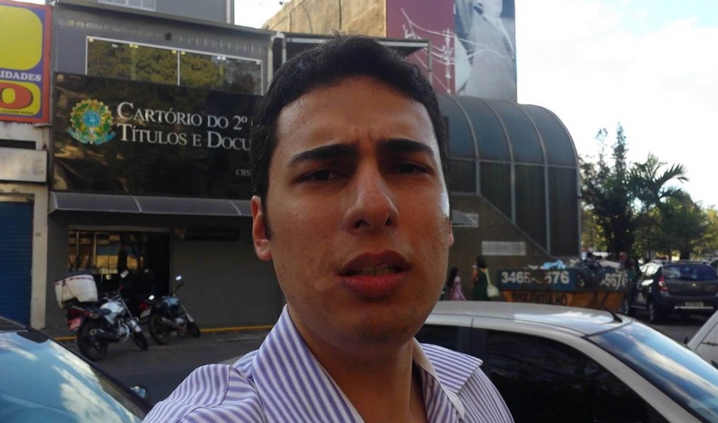 A Justiça Federal do Distrito Federal proibiu o advogado Matheus Sathler Garcia, que ameaçou matar a presidente Dilma Rousseff, de comparecer ao desfile do 7 de setembro, que ocorrerá nesta segunda-feira em Brasília; o ministro José Eduardo Cardozo já havia determinado que a Polícia Federal abrisse um inquérito para investigar as ameaças publicadas na internet; em decisão proferida nesta sexta (4), o juiz Macus Vinicius Bastos determinou que Garcia permaneça a uma distância mínima de 1 quilômetro da Praça dos Três Poderes e da Esplanada dos Ministérios, onde haverá as festividades; ele será monitorado pela Polícia Federal, provavelmente, por meio de uma tornozeleira eletrônica que identifica sua localização
 