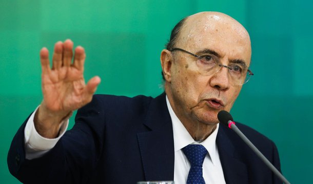 A equipe econômica aumentou para 1,2% a estimativa de crescimento da economia brasileira no próximo ano, anunciou o ministro da Fazenda, Henrique Meirelles; a previsão será incluída no projeto da Lei de Diretrizes Orçamentárias (LDO) de 2017, que tramita no Congresso Nacional; originalmente, a LDO previa crescimento de 1% do Produto Interno Bruto no próximo ano; caso a estimativa se confirme, o país voltará a crescer depois de dois anos seguidos de recessão
 