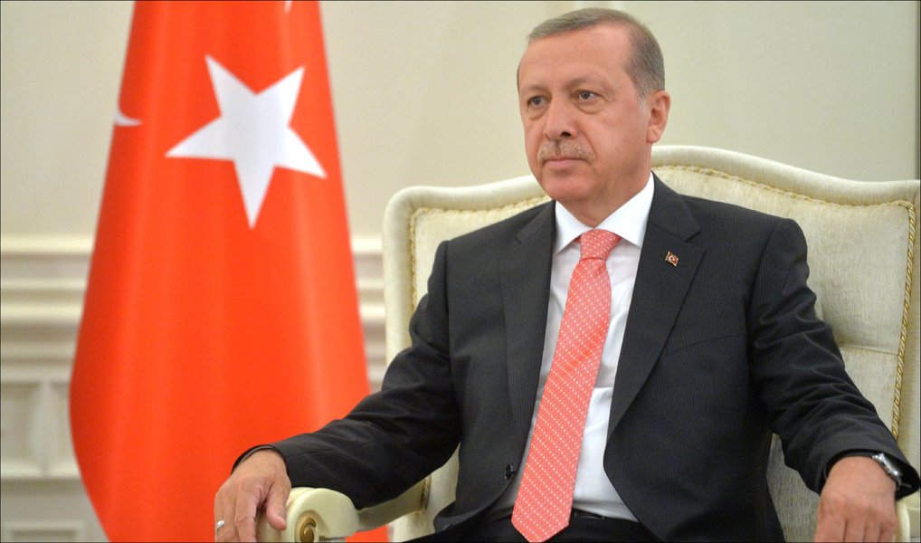 O Partido da Justiça e Desenvolvimento (AKP), do presidente Recep Erdogan, venceu as eleições legislativas deste domingo na Turquia e já garantiu, com mais de 90% dos votos contados, a maioria absoluta no Parlamento; segundo os dados provisórios oficiais, apesar de ter obtido cerca de 50% de votos, o AKP elegeu 320 deputados, mais de metade dos 550 assentos no Parlamento; com o resultado, o partido recupera a maioria absoluta perdida nas eleições de junho passado