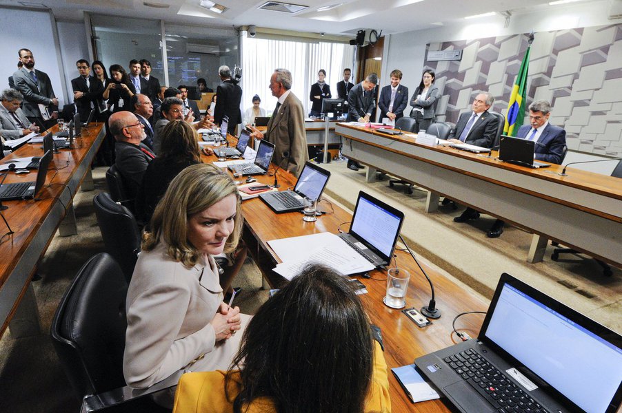 A Comissão de Assuntos Econômicos (CAE) do Senado elegeu por aclamação nesta terça-feira 8 a senadora Gleisi Hoffmann (PT-PR) para presidir colegiado em substituição ao senador Delcídio do Amaral (PT-MS); a senadora foi indicada pela bancada do PT para a função e não enfrentou resistência dos demais partidos