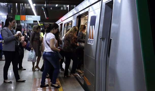 Para se adequar à programação dos principais blocos de rua do carnaval brasiliense, a Companhia do Metropolitano do Distrito Federal (Metrô-DF) mudou os horários de funcionamento no fim de semana prolongado; no sábado (6), os trens circularão das 7h30 à 0h30; no domingo (7), começarão a rodar às 15 horas e seguirão até as 3 horas de segunda-feira (8); durante o dia 8, os passageiros poderão utilizar o transporte das 11 à 1 hora de terça-feira (9); no dia 9, o funcionamento será das 15 às 3 horas da Quarta-Feira de Cinzas (10); no dia 10, os trens sairão das 11 horas às 22h30