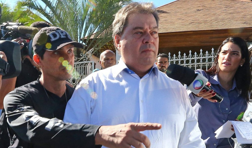 Segundo os procuradores da Lava Jato, a prisão do ex-senador foi autorizada após terem sido recolhidas provas de que ele recebeu R$ 5 milhões em propina da empreiteira UTC Engenharia, conforme depoimento do dirigente da empresa, Ricardo Pessoa, em delação premiada