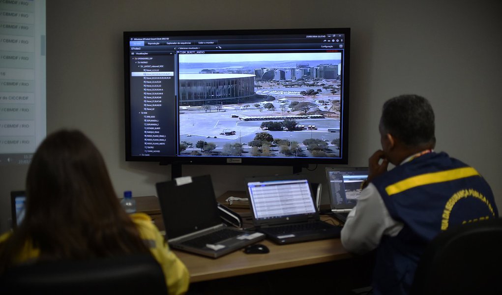 O esquema de segurança para a Olimpíada 2016 envolve 8,5 mil integrantes das forças local e nacional, que patrulham a cidade para garantir a tranquilidade durante o evento; porém, longe dos olhos do grande público, um grupo de policiais militares e civis, bombeiros e representantes de 44 órgãos dos governos federal e do DF trabalha discretamente para evitar sobressaltos; eles estão no Centro Integrado de Comando e Controle Regional, na sede da Secretaria da Segurança Pública e da Paz Social; as equipes que trabalham em terra estão em contato permanente com o centro de controle; só no Estádio Mané Garrincha e no entorno dele são 480 câmeras que alcançam até 6 km de distância