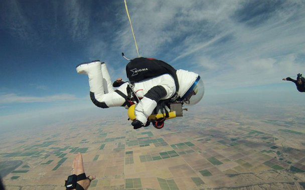 Em 21 de outubro de 2014, Alan Eustace, vice-presidente do Google, vestiu um traje espacial de 227 kg, feito sob medida, prendeu-se a um balão atmosférico e chegou a mais de 41 km de altitude, de onde saltou em direção ao solo, superando a velocidade do som e recordes anteriores de saltos a grandes altitudes. Ouça a história dele, sobre como e por quê.