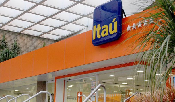 A juíza Flávia Miranda, da 30ª Vara Cível do Foro Central, suspendeu, em decisão liminar, a cobrança de "Tarifa de Administração do Contrato" nos financiamentos imobiliários do Banco Itaú; decisão vale para todo o território nacional e determina que o banco deixe de cobrar imediatamente R$ 25 mensais em todos os contratos de financiamento imobiliário; segundo o Instituto de Defesa do Consumidor (Idec), autor da ação, a cobrança é abusiva; "Como, em geral, o financiamento imobiliário é longo, o impacto da cobrança de R$ 25 mensais tende a ser significativo. Para um imóvel de R$ 100 mil financiado em 420 vezes, por exemplo, a tarifa representa 11% do valor do bem", afirma o Idec