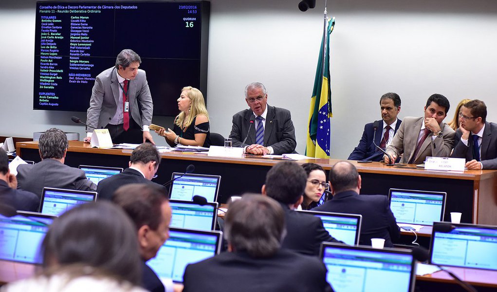 Integrantes do Conselho de Ética da Câmara pediram abertura de sindicância para apurar a suspeita da falsificação da assinatura do deputado Vinícius Gurgel (PR-AP) na carta em que ele renuncia à vaga de titular no conselho; Gurgel, aliado do presidente da Câmara, Eduardo Cunha (PMDB-RJ), não estava em Brasília quando o conselho aprovou o parecer do relator Marcos Rogério (PDT-RO) pela continuidade das investigações contra Cunha