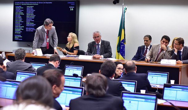 Integrantes do Conselho de Ética da Câmara pediram abertura de sindicância para apurar a suspeita da falsificação da assinatura do deputado Vinícius Gurgel (PR-AP) na carta em que ele renuncia à vaga de titular no conselho; Gurgel, aliado do presidente da Câmara, Eduardo Cunha (PMDB-RJ), não estava em Brasília quando o conselho aprovou o parecer do relator Marcos Rogério (PDT-RO) pela continuidade das investigações contra Cunha