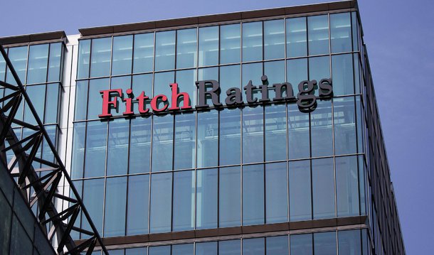  Após a Standard &amp; Poor's, a agência e classificação de risco Fitch também reduziu a nota de crédito do Reino Unido, que passou de AA+ para AA; para a empresa, o referendo da semana passada provocará um "quadro político menos previsível, estável e eficaz"; a agência de classificação de risco Standard &amp; Poor's reduziu nesta segunda (27) a nota de crédito do Reino Unido de AAA para AA e manteve como negativas as perspectivas do país devido ao resultado do referendo da semana passada