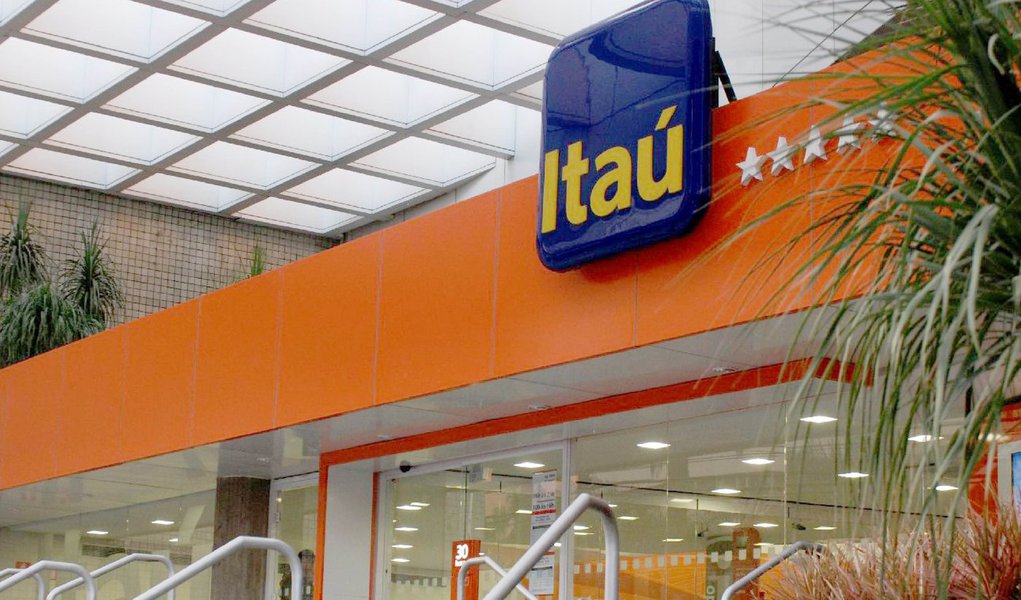 A juíza Flávia Miranda, da 30ª Vara Cível do Foro Central, suspendeu, em decisão liminar, a cobrança de "Tarifa de Administração do Contrato" nos financiamentos imobiliários do Banco Itaú; decisão vale para todo o território nacional e determina que o banco deixe de cobrar imediatamente R$ 25 mensais em todos os contratos de financiamento imobiliário; segundo o Instituto de Defesa do Consumidor (Idec), autor da ação, a cobrança é abusiva; "Como, em geral, o financiamento imobiliário é longo, o impacto da cobrança de R$ 25 mensais tende a ser significativo. Para um imóvel de R$ 100 mil financiado em 420 vezes, por exemplo, a tarifa representa 11% do valor do bem", afirma o Idec