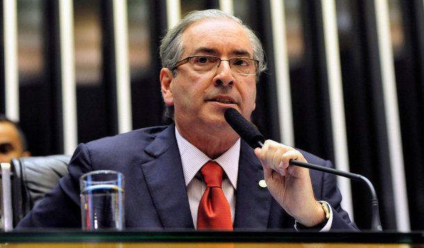 Presidente da Câmara, Eduardo Cunha (PMDB-RJ), apresentaria documentação nesta segunda-feira, no processo de quebra de decoro parlamentar, mas agora isso deverá acontecer na terça ou quarta-feira, segundo o jornalista Chico de Gois; ele não informou o motivo do adiamento; na representação contra o presidente da Câmara, PSOL e Rede argumentam que ele mentiu em depoimento à CPI da Petrobras, em março, quando disse que não tinha contas no exterior