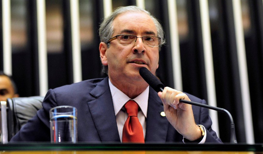 Presidente da Câmara, Eduardo Cunha (PMDB-RJ), apresentaria documentação nesta segunda-feira, no processo de quebra de decoro parlamentar, mas agora isso deverá acontecer na terça ou quarta-feira, segundo o jornalista Chico de Gois; ele não informou o motivo do adiamento; na representação contra o presidente da Câmara, PSOL e Rede argumentam que ele mentiu em depoimento à CPI da Petrobras, em março, quando disse que não tinha contas no exterior