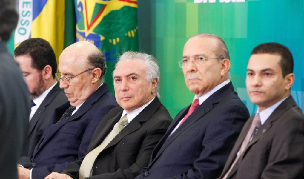 Após ser duramente criticado por distribuir benefícios que impactam em bilhões nos cofres públicos apesar de fazer um discurso de austeridade, o vice-presidente em exercício Michel Temer escalou os ministros da Fazenda, Henrique Meirelles, Casa Civil, Eliseu Padilha, e Planejamento, Dyogo Oliveira, para dizer, em coletiva de imprensa, que o orçamento e a meta fiscal deste ano suportam os reajustes do Bolsa Família, a renegociação das dívidas estaduais e o aumento salarial dos servidores públicos; "Não há nenhuma contradição. Contradição zero", disse Padilha