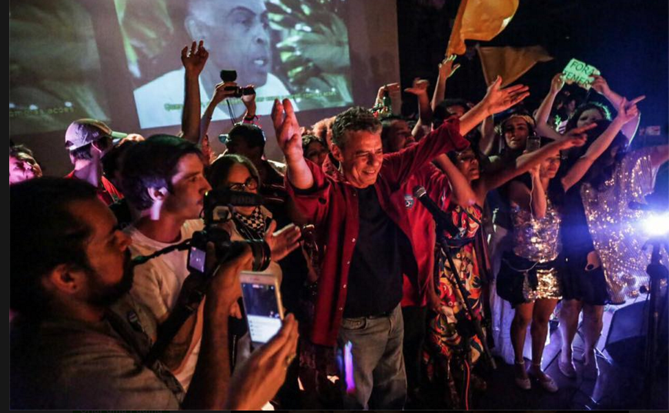 A canção Apesar de Você, que representa uma das maiores peças de resistência à ditadura militar, voltou a ser cantada pelo cantor e compositor Chico Buarque, nesta madrugada, no antigo Canecão, no Rio de Janeiro, onde ocorre o movimento #OcupaMinc; o alvo do protesto foi o interino Michel Temer e a plateia foi ao delírio; assista