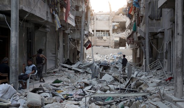 Forças russas e sírias interromperam os ataques aéreos contra Aleppo para que a população e as milícias moderadas possam deixar a cidade; esta é uma preparação para a trégua humanitária que vai vigorar por oito horas no próximo dia 20. "Hoje, desde às 10h da manhã, foram interrompidos os ataques aéreos russos e das forças sírias na zona de Aleppo", disse o ministro da Defesa da Rússia, Sergei Shoigu