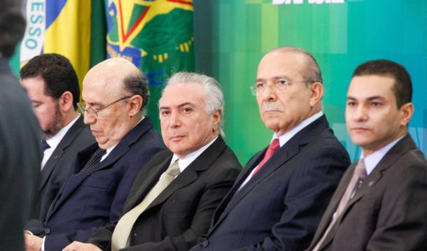 Após ser duramente criticado por distribuir benefícios que impactam em bilhões nos cofres públicos apesar de fazer um discurso de austeridade, o vice-presidente em exercício Michel Temer escalou os ministros da Fazenda, Henrique Meirelles, Casa Civil, Eliseu Padilha, e Planejamento, Dyogo Oliveira, para dizer, em coletiva de imprensa, que o orçamento e a meta fiscal deste ano suportam os reajustes do Bolsa Família, a renegociação das dívidas estaduais e o aumento salarial dos servidores públicos; "Não há nenhuma contradição. Contradição zero", disse Padilha