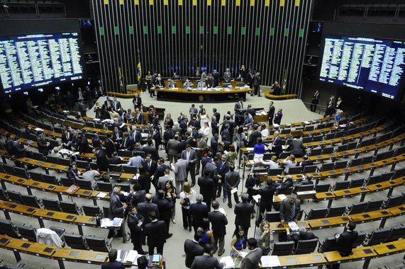 O Congresso Nacional aprovou a Lei de Diretrizes Orçamentárias (LDO) de 2016, com a meta de alcançar um superávit primário de R$ 30,554 bilhões, ou 0,5% do Produto Interno Bruto (PIB), sem abatimentos; ministro da Fazenda, Joaquim Levy, deendia um superávit primário de 0,7% do PIB; governo optou por um superávit menor para preservar o orçamento do Bolsa Família e evitar novos confrontos políticos no Congresso Nacional
