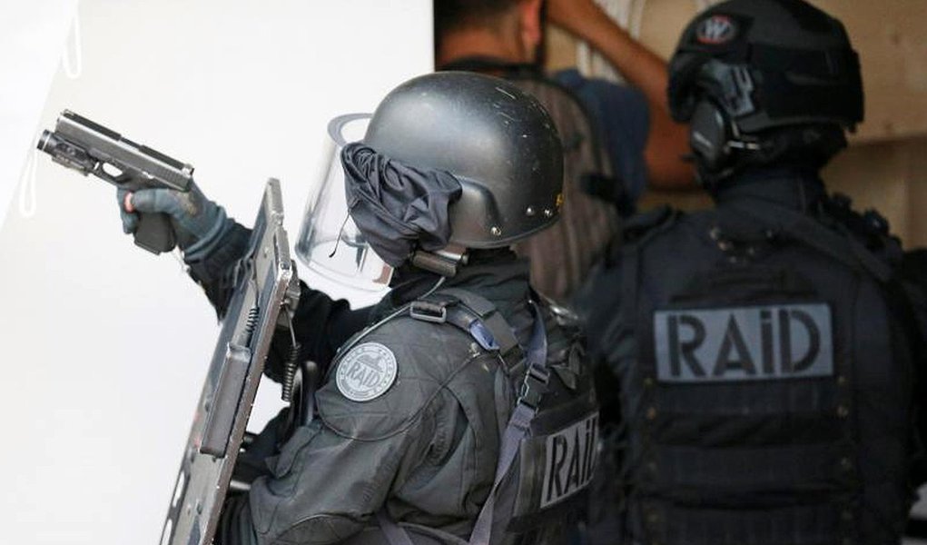 Suspeito de ser militante islâmico matou a facadas um comandante da polícia francesa do lado de fora de sua casa e depois matou o parceiro dele em ataque reivindicado pelo Estado Islâmico e denunciado pelo governo como "um ato odioso de terrorismo"; agressor, identificado como Larossi Abballa, ja era investigado por conexões com extremistas e foi morto a tiros por membros da unidade de elite da polícia 