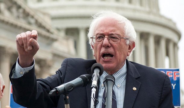 Gritos de "Feel the Bern" são marca registrada dos discursos do senador Bernie Sanders, que disputa com Hillary Clinton a candidatura do Partido Democrata na eleição presidencial de 2016 nos Estados Unidos; usada mais de 210 mil vezes nos últimos 30 dias no Twitter, a hashtag #FeeltheBern, alusão a "Feel The Burn", "sinta queimar" em português, é a inspiração da campanha; Bernie Sanders começou com 9% das intenções de voto e, durante o caucus de Iowa, o "democrata socialista" conquistou 49,6% dos eleitores democratas contra 49,8% angariados por Hillary