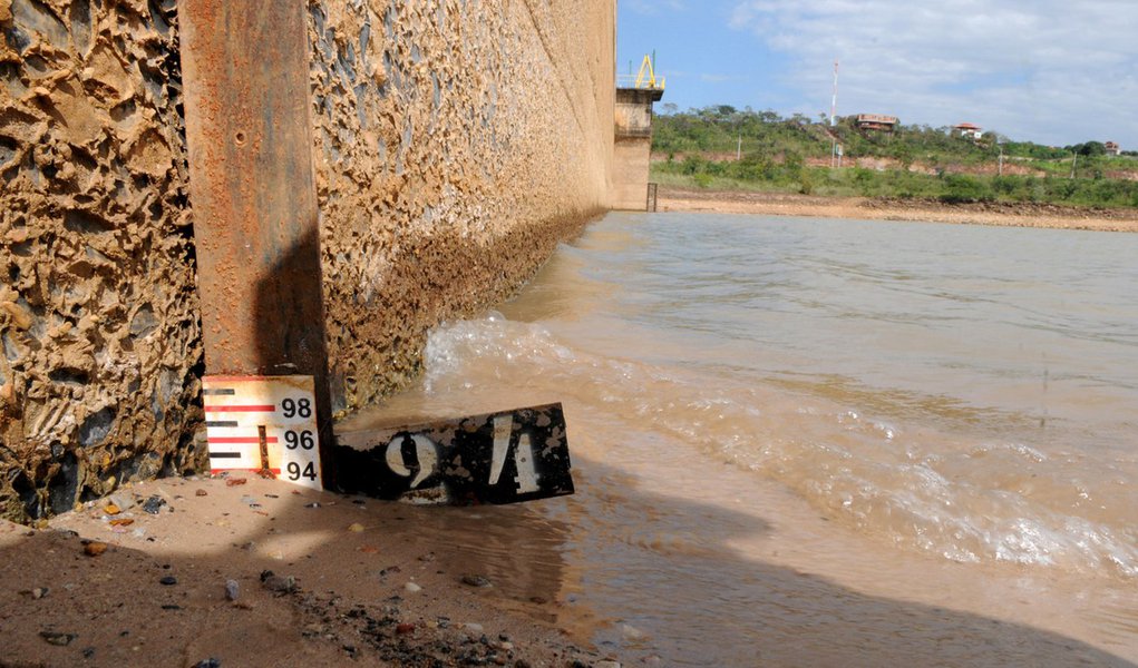 O consumo consciente da água no Distrito Federal continua como prioridade em 2017; mesmo com o início do período de chuvas, a cidade vive a maior crise hídrica da história; em 30 de dezembro de 2016, o volume da Barragem do Rio Descoberto, que abastece 65% da população, chegou a 22,9% — metade do registrado em 2015, 45,8%; de acordo com levantamento da Adasa-DF, este é o menor número já aferido no reservatório; a comparação é ainda mais drástica se feita em relação a 2013, quando o índice estava em 92,7%