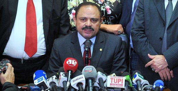 Bancada do PP na Câmara propôs a Waldir Maranhão uma "renúncia negociada" da 1ª vice-presidência da Casa, antes de dar seguimento ao processo de expulsão dele do partido; cúpula do partido quer evitar a expulsão definitiva de Maranhão para impedir que o presidente interino da Câmara migre para outro partido menor do mesmo bloco do PP. Com isso, ele poderia tentar manter o cargo de 1º vice-presidente; Maranhão pediu para que fosse convocada uma nova reunião nesta quarta-feira, 11, e afirmou que estaria presente para anunciar sua decisão