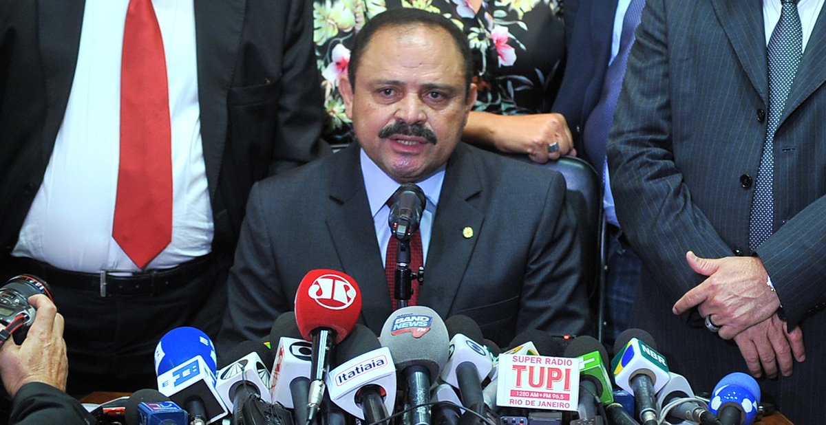 Bancada do PP na Câmara propôs a Waldir Maranhão uma "renúncia negociada" da 1ª vice-presidência da Casa, antes de dar seguimento ao processo de expulsão dele do partido; cúpula do partido quer evitar a expulsão definitiva de Maranhão para impedir que o presidente interino da Câmara migre para outro partido menor do mesmo bloco do PP. Com isso, ele poderia tentar manter o cargo de 1º vice-presidente; Maranhão pediu para que fosse convocada uma nova reunião nesta quarta-feira, 11, e afirmou que estaria presente para anunciar sua decisão (Foto: Aquiles Lins) Bancada do PP na Câmara propôs a Waldir Maranhão uma "renúncia negociada" da 1ª vice-presidência da Casa, antes de dar seguimento ao processo de expulsão dele do partido; cúpula do partido quer evitar a expulsão definitiva de Maranhão para impedir que o presidente interino da Câmara migre para outro partido menor do mesmo bloco do PP. Com isso, ele poderia tentar manter o cargo de 1º vice-presidente; Maranhão pediu para que fosse convocada uma nova reunião nesta quarta-feira, 11, e afirmou que estaria presente para anunciar sua decisão