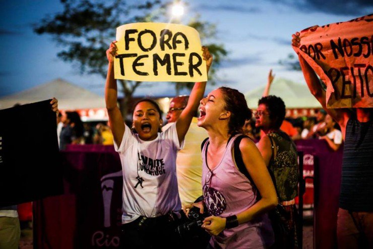 O golpe foi possível também devido aos nossos erros. Em 13 anos, não promovemos a alfabetização política da população. Não tratamos de organizar as bases populares. Não valorizamos os meios de comunicação que apoiavam o governo nem tomamos iniciativas eficazes para democratizar a mídia. Não adotamos uma política econômica voltada para o mercado interno