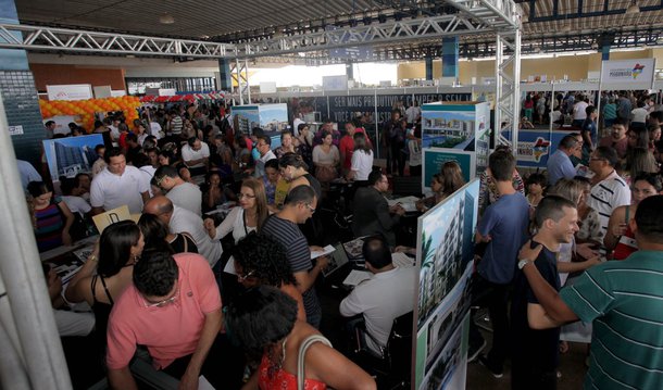 Superadas as expectativas de público e de negócios fechados na primeira edição do Feirão Imobiliário do Servidor Público; nos dois dias do evento, a iniciativa do governo estadual contabilizou mais de 15 mil atendimentos; as empresas parcerias comemoram o número de negócios cadastrados para posterior análise; do total de imóveis negociados foram 50% na planta, 30% em construção e 20% prontos para morar, segundo dados do Sinduscon-MA 