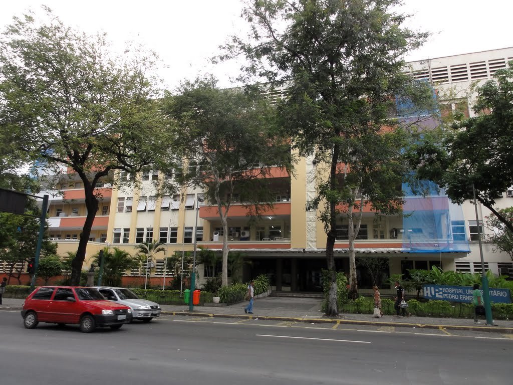 O Hospital Universitário Pedro Ernesto, ligado à Universidade do Estado do Rio de Janeiro funciona de maneira parcial nos últimos dias, por causa de atrasos nos repasses de verbas. Estão suspensas internações e cirurgias não emergenciais; o atendimento marcado funciona normalmente; o hospital, inaugurado há 60 anos, sofre uma das maiores crises de sua história, reflexo dos problemas financeiros do estado; a crise afeta principalmente o pagamento de funcionários terceirizados responsáveis pela limpeza e pela segurança; eles estão com salários atrasados há mais de 2 meses e sem receber a segunda parcela do décimo terceiro