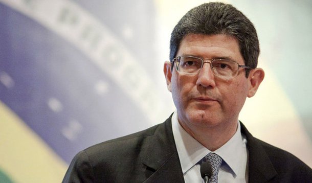 Ministro da Fazenda diz que governo estuda propor possível tributação temporária para aumentar a arrecadação e afastar o déficit de R$ 30,5 bilhões previstos no Orçamento; em entrevista a jornalistas na capital turca, Ancara, após participar de reunião do G20, Levy ironizou as especulações sobre sua eventual saída do governo: "folhetim"; Levy disse que o plano para enfrentar o problema nas contas públicas está em fase de construção e citou a possível taxa de "travessia"; "Depois se retiraria", garantiu; perguntado sobre qual foi o tema de conversa com Dilma na quinta-feira (3), após especulações sobre sua situação dentro do governo, Levy disse que ambos trataram de "temática fiscal, ponto"