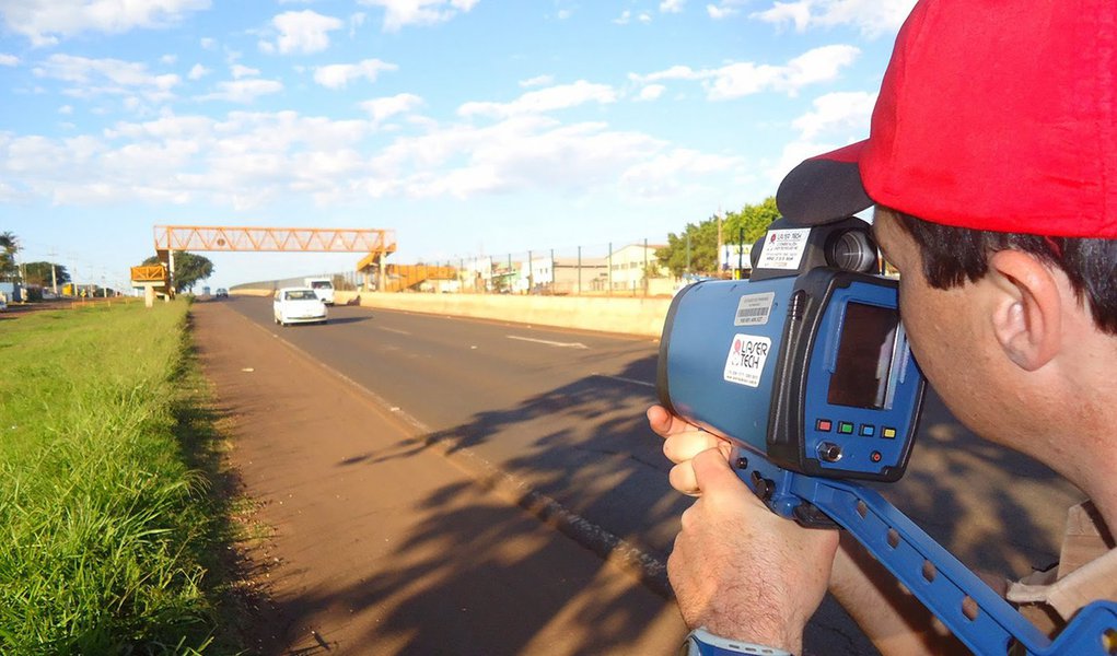 Paraná registrou 665 mil infrações de trânsito por excesso de velocidade ao longo do primeiro semestre de 2015; número representa um aumento de 43% soibre o mesmo período do ano passado; "O excesso de velocidade lidera o ranking de infrações mais cometidas no Paraná, com 38% do total de multas só em 2015. A maioria dos acidentes é provocada pelo excesso de velocidade e ao respeitar o limite estabelecido para a via, o condutor reduz em um terço a chance de se envolver em colisões", disse o diretor-geral do Detran, Marcos Traad; situação mais comum é transitar com velocidade superior à máxima permitida em até 20%