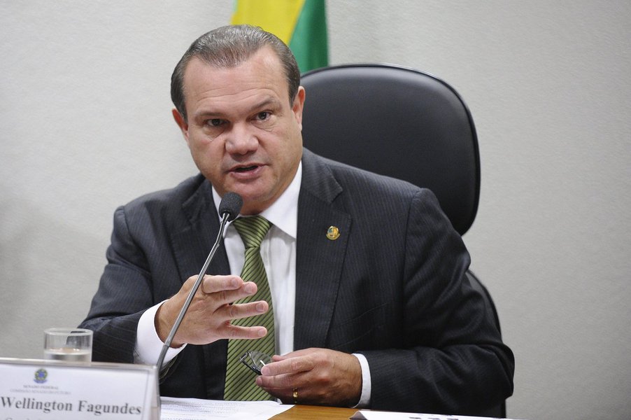 Vice-líder do governo no Senado, Wellington Fagundes (PR-MT) deverá ser o nome escolhido pela presidente Dilma para assumir o lugar de Delcídio Amaral (PT-MS), preso no âmbito da Operação Lava Jato; escolha se deu após reunião entre os ministros Jaques Wagner (Casa Civil), Ricardo Berzoini (Secretário de Governo) e Edinho Silva (Secretário de Comunicação); bancada do PT queria um petista para substituir Delcídio; anúncio oficial será feito pelo Planalto até o fim do dia