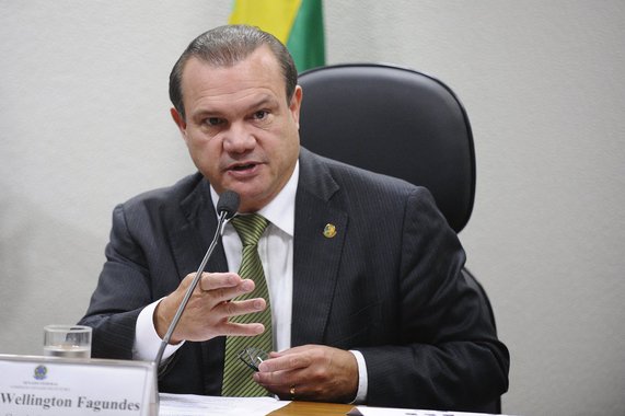 Vice-líder do governo no Senado, Wellington Fagundes (PR-MT) deverá ser o nome escolhido pela presidente Dilma para assumir o lugar de Delcídio Amaral (PT-MS), preso no âmbito da Operação Lava Jato; escolha se deu após reunião entre os ministros Jaques Wagner (Casa Civil), Ricardo Berzoini (Secretário de Governo) e Edinho Silva (Secretário de Comunicação); bancada do PT queria um petista para substituir Delcídio; anúncio oficial será feito pelo Planalto até o fim do dia