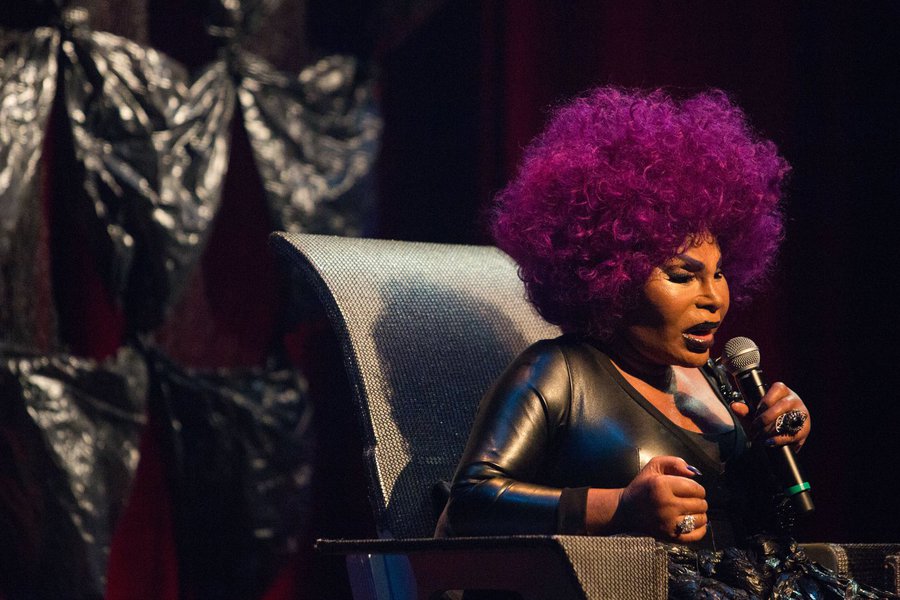 A cantora Elza Soares, 78 anos, pediu que os fãs lutem "pela democracia" e se juntou a um coro contra o impeachment de Dilma Rousseff em show no Rio; no palco do Circo Voador, a artista gritou quatro vezes o bordão "Não vai ter golpe!"; o coro tem sido entoado em atos de apoio à presidente, que foi reeleita em 2014; "Vamos lutar pela democracia!"; "Nada tá perdido, vamos à luta! Nada tá perdido, vamos à luta", pediu