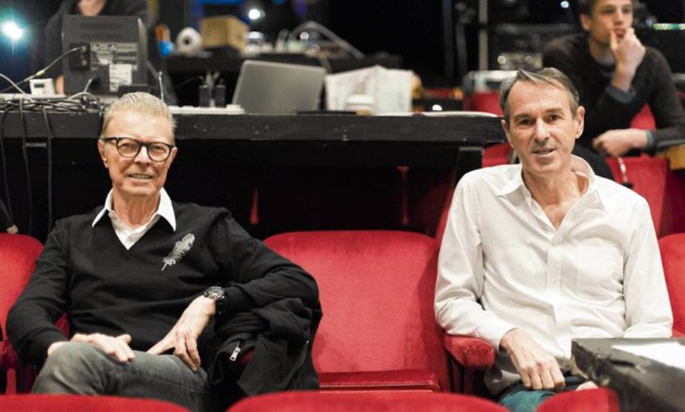 O diretor teatral Ivo van Hove, responsável pelo musical "Lazarus" - que teve a colaboração de David Bowie, revelou em entrevista ao site "dutchnews.nl" que a morte do músico teria sido causada por um câncer no fígado, algo que não havia sido detalhado na mensagem que anunciou a morte do artista em suas redes sociais, nesta segunda-feira; "Ele me contou há mais de um ano e três meses que tinha câncer no fígado, pouco depois de ter sido informado pelos médicos", afirmou o belga