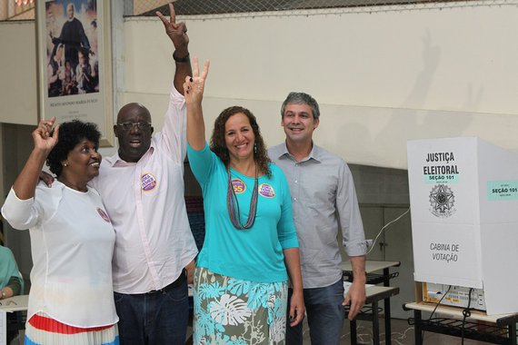 Candidata Jandira Feghali (PCdoB) votou no Rio acompanhada do vice, Edson Santos (PT), do senador Lindbergh Farias (PT-RJ) e da deputada federal Benedita da Silva (PT-RJ); "Tenho sentido a rua muito bem, principalmente depois do debate final. A rua foi uma onda muito grande, incrível. Para mim, não se expressar numa pesquisa é uma coisa que chama a minha atenção, mas a rua foi sensacional e é com ela que conto", afirmou