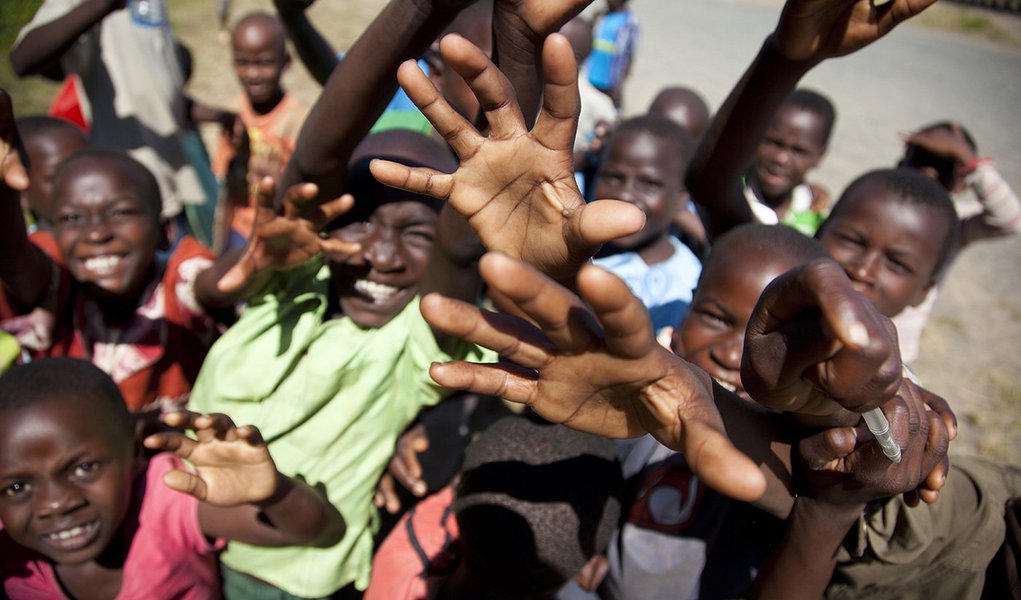 Intitulado “Uma oportunidade justa para todas as crianças”, o relatório anual do Unicef revela que, embora o mundo tenha registado progressos na infância, essas melhorias não foram uniformes e as desigualdades marcam a vida de milhões de crianças; “Quando olhamos para o mundo de hoje, somos confrontados com uma verdade desconfortável, mas inegável: As vidas de milhões de crianças são arruinadas pelo simples fato de terem nascido num determinado país, comunidade, gênero ou circunstância”, escreve o diretor-geral da organização, Anthony Lake