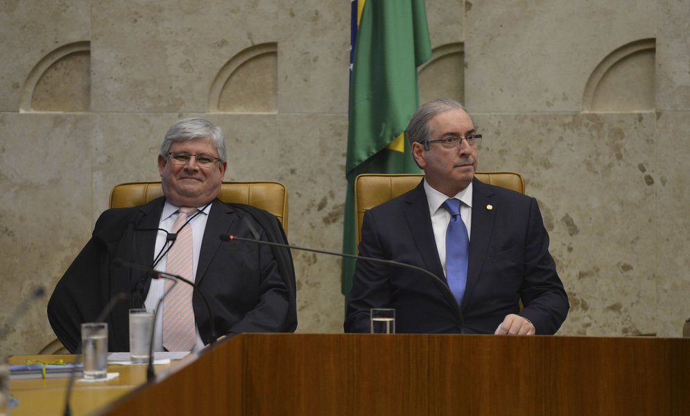 No início de seu discurso durante a cerimônia de abertura dos trabalhos do Judiciário, o procurador-geral da República, Rodrigo Janot, que estava sentado ao lado do presidente da Câmara, Eduardo Cunha (PMDB-RJ), saudou apenas o presidente do Senado, Renan Calheiros (PMDB-AL), o presidente do STF, Ricardo Lewandowski, e o ministro da Justiça, José Eduardo Cardozo, que representava a presidente Dilma Rousseff, sem citar o nome do deputado; em sua fala, Janot destacou o sucesso da Lava Jato; Cunha foi denunciado pela PGR por suspeita de ter recebido US$ 5 milhões em propina no esquema da Petrobras e é alvo de inquérito que apura a existência de contas bancárias no exterior no nome dele e de familiares