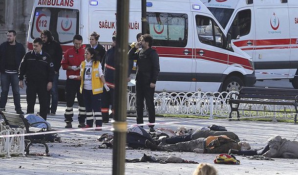 Pelo menos dez pessoas morreram e muitas ficaram feridas após uma explosão, de origem desconhecida, na praça de Sultanahmet, no centro histórico de Istambul, perto da Basílica Sainte-Sophie e da Mesquita Azul; uma testemunha ouvida pela pela emissora turca nacional disse que “parecia tratar-se de um atentado suicida, muito próximo do obelisco egípcio na Esplanada da Mesquita”