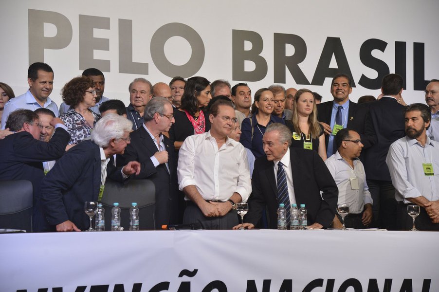 A convenção do PMDB aprovou neste sábado uma moção proibindo que qualquer filiado assuma novos cargos no governo, pelo menos até que o diretório nacional vote, em 30 dias, se romperá ou não com o PT; moção tem endereço certo: o deputado Mauro Lopes (MG), que já estava com sua nomeação acertada para a Secretaria de Aviação Civil; mais cedo, o ex-ministro Eliseu Padilha chamou-o de futuro ministro, ao anunciá-lo no palanque, atiçando a fúria dos opositores