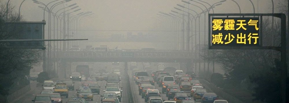 A poluição tornou-se, nos últimos anos, uma das principais fontes de descontentamento popular na China e está relacionada a milhares de mortes prematuras; em 2014, o ar em quase 90% das principais cidades chinesas ficou aquém dos padrões de qualidade, segundo avaliação divulgada pelo Ministério chinês da Proteção Ambiental