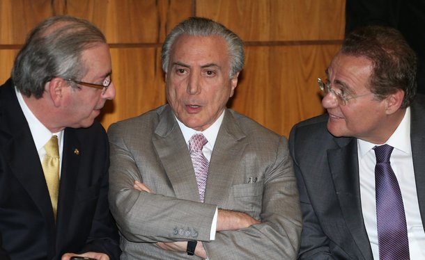 "Agora, os três homens mais poderosos do país – Temer, Cunha e Renan – são suspeitos de corrupção, dois deles com vários inquéritos abertos e um deles réu duas vezes. Está difícil derrubar Temer, está difícil derrubar Cunha, está difícil derrubar Renan", diz o colunista Alex Solnik; "O Brasil, conhecido como país do samba, do carnaval e do futebol agora começa a ser conhecido no mundo como o país da corrupção"