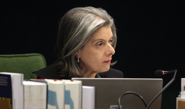 A ministra Cármen Lúcia, do STF, declarou ser atribuição do MPF investigar supostas irregularidades apontadas pelo Departamento Nacional de Auditoria do Sistema Único de Saúde (Denasus) nas secretarias de saúde de Luís Domingues e Carutapera, ambos municípios do Maranhão (MA); a decisão foi tomada nos autos de duas Ações Cíveis Originárias (ACOs); segundo a relatora, os casos tratam da apuração de irregularidades apontadas pelo Denasus no repasse de verbas vinculadas ao financiamento de ações e serviços de saúde, cuja execução está sujeita ao controle de órgãos federais