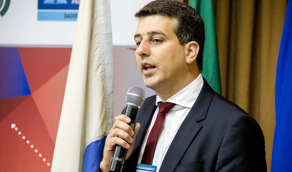 A informação é do secretário municipal de Saúde, Daniel Soranz; de acordo com ele, o índice que era de quatro passou para um; “A gente diminuiu em quatro vezes o número de focos encontrados na casa das pessoas. Isso é uma boa notícia, sim. A gente tinha um índice de infestação predial de quatro e esse índice caiu para um. Só que a gente precisa manter isso e esse é o grande desafio da sociedade civil e do governo. A gente vem diminuindo o número de focos na cidade, só que a gente precisa manter e isso é um desafio muito grande”, afirmou 