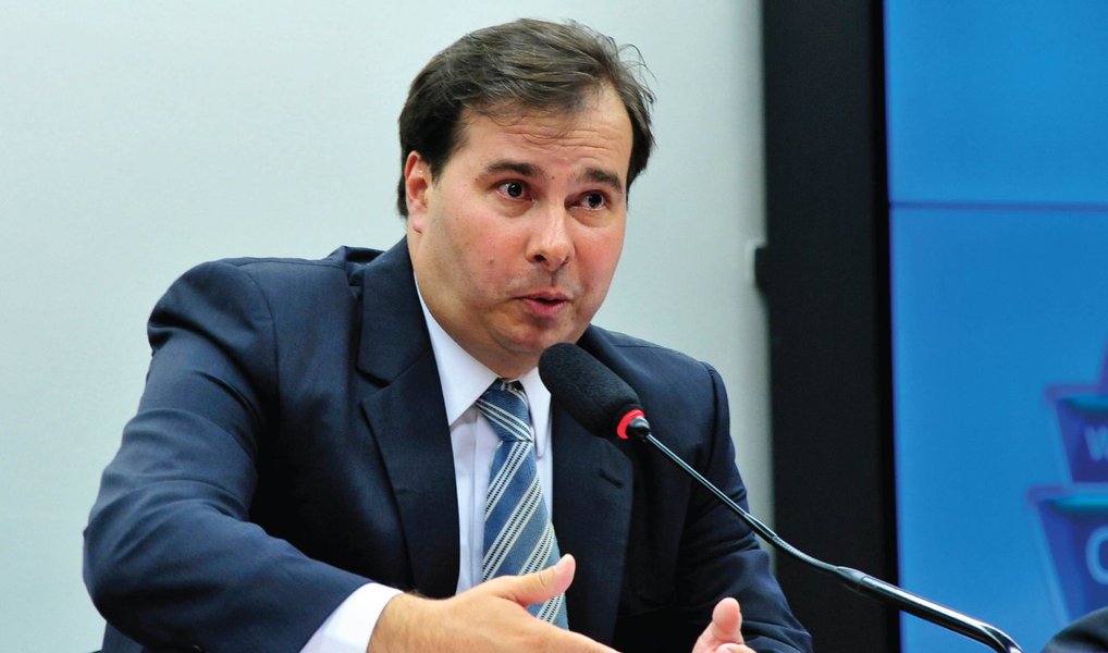 O novo presidente da Câmara, Rodrigo Maia (DEM-RJ), deu uma decisão nesta sexta (15) que praticamente encerra a CPI do Carf, impedindo que ouça novos empresários investigados sob suspeita de corrupção na Operação Zelotes; Maia revogou uma determinação do seu antecessor, Waldir Maranhão (PP-MA), de prorrogar por 60 dias a CPI; integrantes da CPI protestaram contra a mudança; "Rodrigo Maia já deixa sua marca de blindador das grandes empresas ao cancelar a prorrogação da CPI do Carf", afirmou Ivan Valente (PSOL)