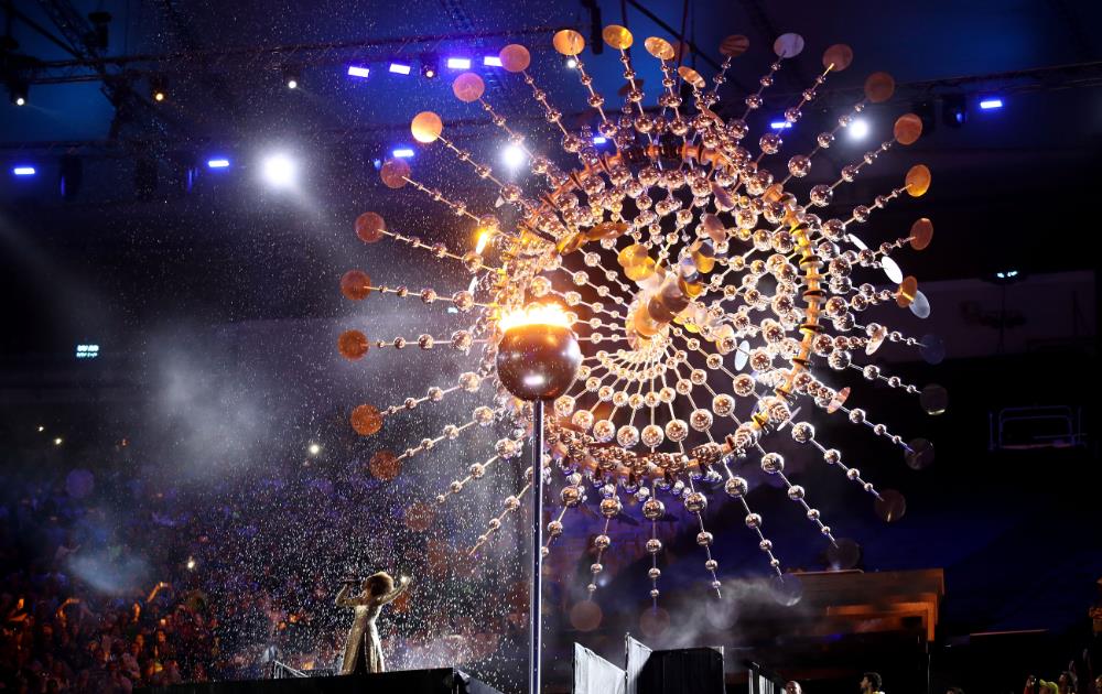 Parabéns ao Brasil dos e das Silvas e outras tantas famílias por terem realizado uma Olimpíada sem a síndrome do cachorro vira-latas. Mas a festa acabou e o dia seguinte é hoje. Acordamos e vimos que o golpe político está em curso e vai atingir a todos os brasileiros