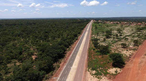 O governo do Estado inicia neste mês mais uma etapa de investimentos nas estradas do Maranhão; com base em uma nova tecnologia chamada de microrevestimento, os municípios de Anapurus e Mata-Roma (ambos localizados a aproximadamente 280 quilômetros de São Luís) serão os primeiros a receber o material, que tem por finalidade prevenir e reverter as fissuras que dão origem a buracos e crateras nas vias, deixando o asfalto novo e extremamente seguro para a trafegabilidade; as intervenções serão realizadas sob a coordenação da Secretaria de Estado de Infraestrutura (Sinfra); io custo do investimento é de R$ 100 mil por quilômetro e garante a vida útil do asfalto por uma média de 5 a 7 anos