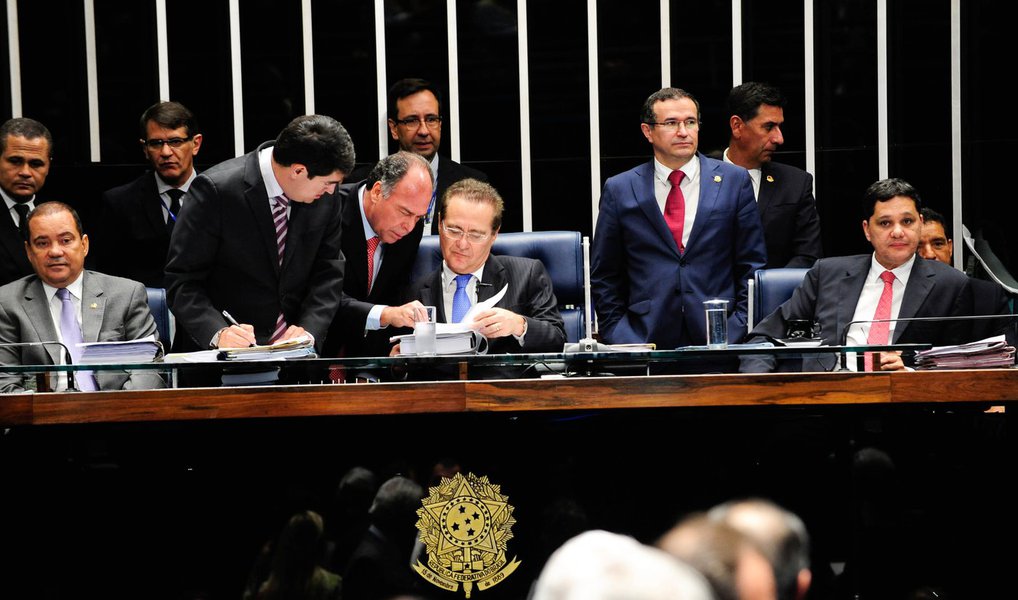 O projeto da reforma política retornará à Câmara, a fim de que os deputados avaliem as mudanças realizadas pelo Senado; Renan Calheiros (PMDB-AL) disse esperar que os deputados não retomem o texto original, mantendo as emendas dos senadores; entre outras coisas, o PL 75/2015 estabeleceu a proibição de doações de empresas às campanhas eleitorais e criou novas regras para participação dos candidatos em debates televisivos; o projeto também criou cláusulas de barreira para partidos políticos, o que pode ser motivo de polêmica entre os deputados